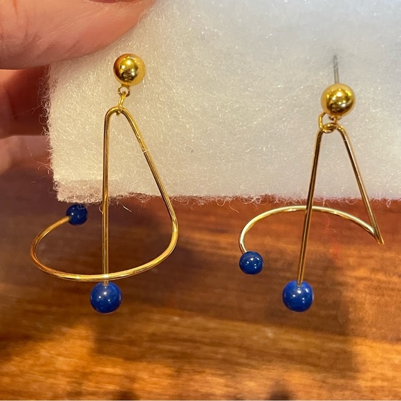 Vintage gold tone and blue bead geometric sculptural earrings retro throwback - Picture 2 of 7